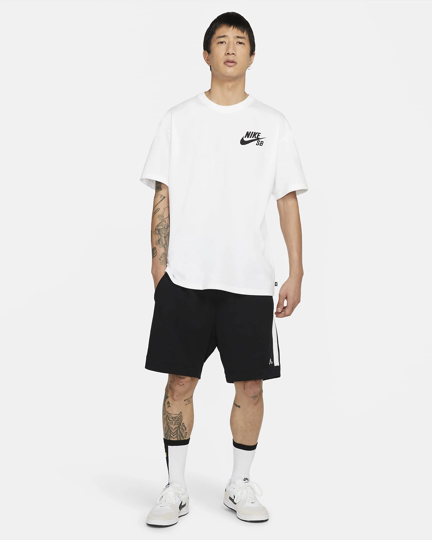 Maglietta Nike SB Logo: Stile Skateboard Iconico, Eleganza Urbana.